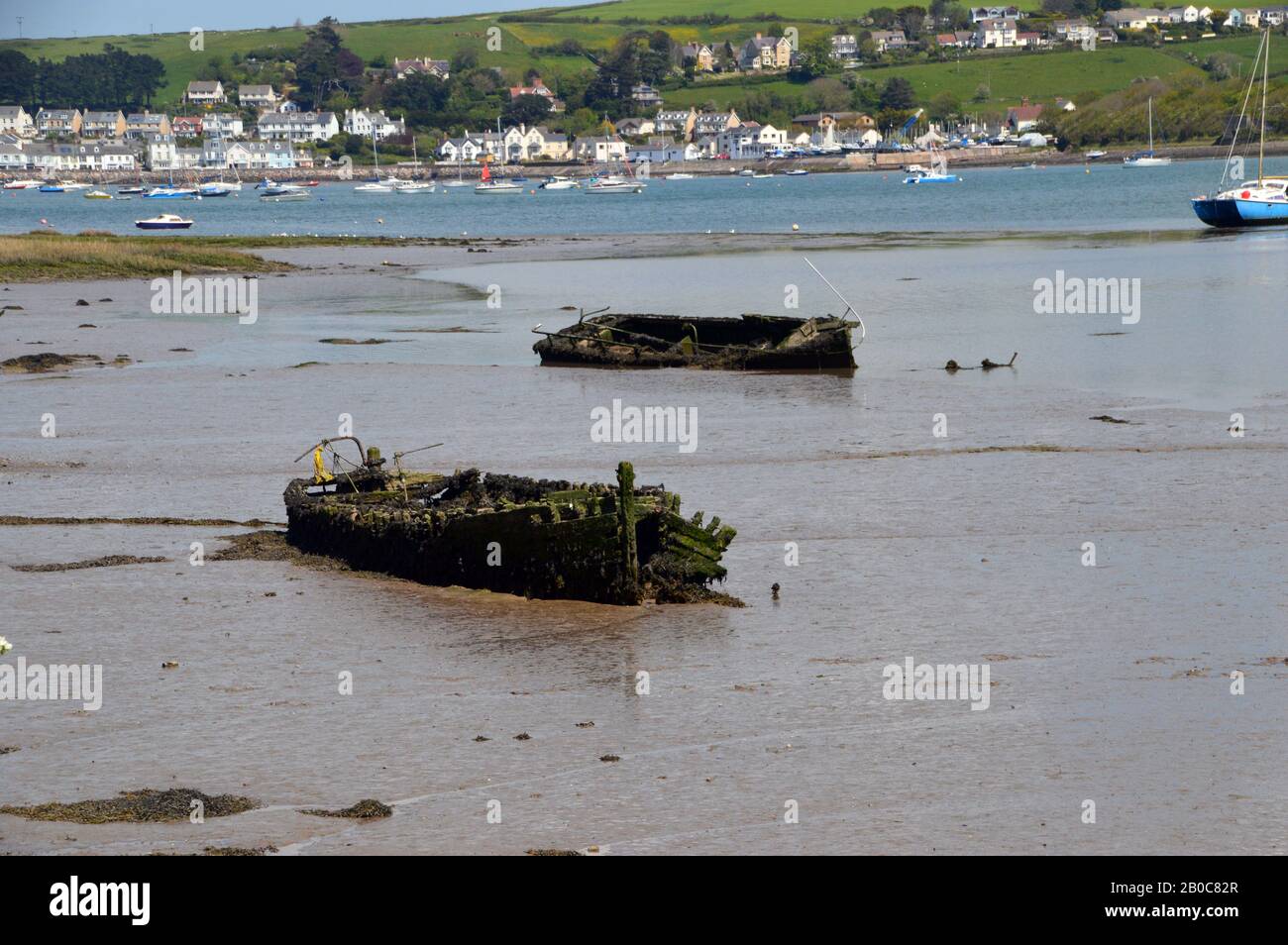 Deux Anciennes Coques Rotten d'un bateau en bois Wreck dans le Mud sur l'estuaire de la rivière Torridge près d'Appledore sur le sentier de la côte sud-ouest, North Devon. Banque D'Images
