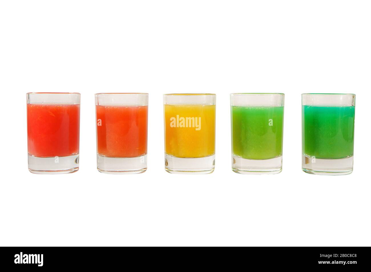 Cocktails opaques multicolores, un ensemble de prises de vue dans une rangée, cinq portions. Vue latérale arrière-plan blanc isolé. Boisson pour le menu restaurant, bar, café Banque D'Images