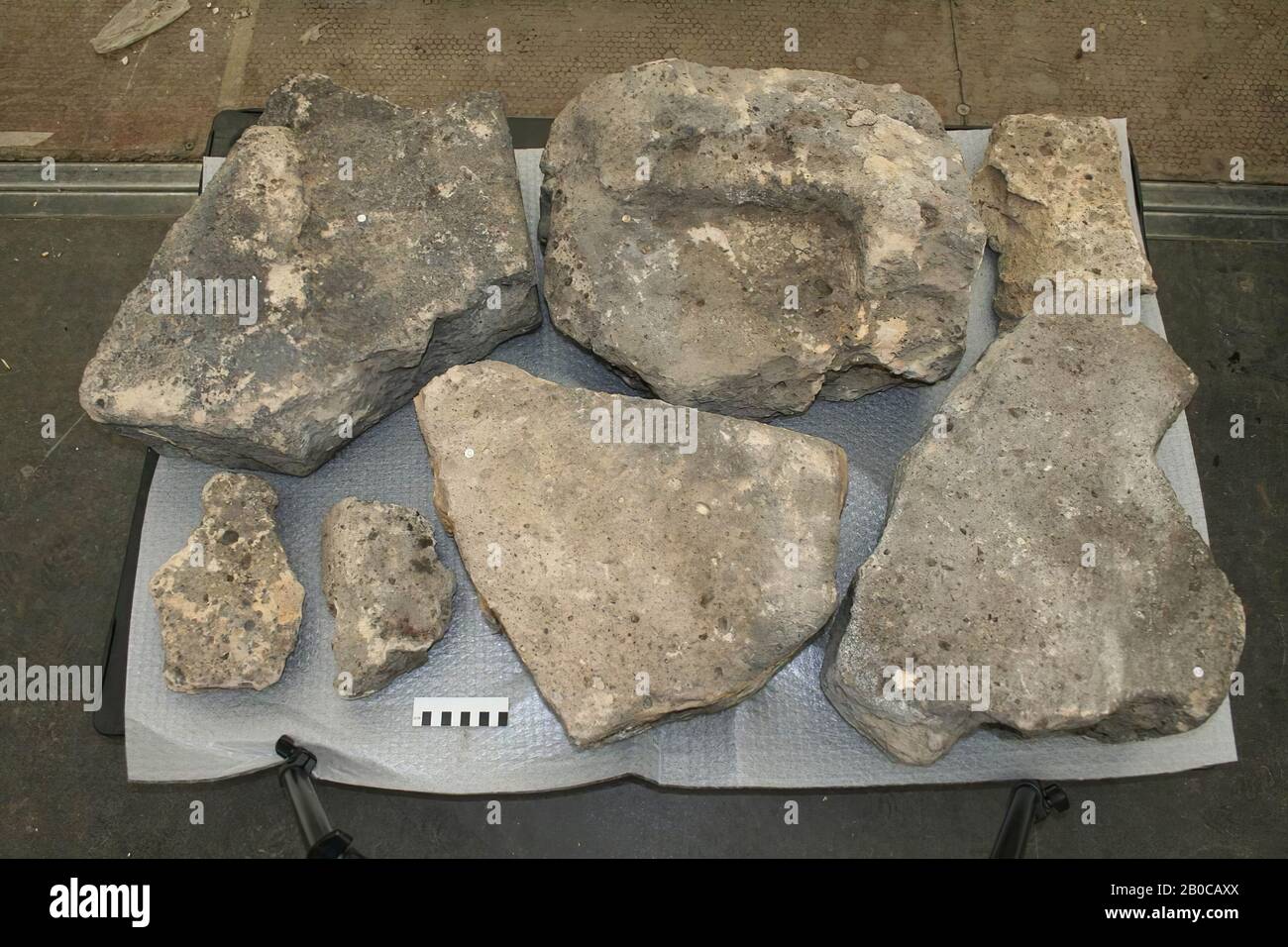 Fragment de construction de pierre tufa, fragment de construction, pierre, pierre tufa, 46 x 40 x 22 cm, Pays-Bas, Zélande, Noord-Beveland, Colijnsplaat ?, Oosterschelde Banque D'Images