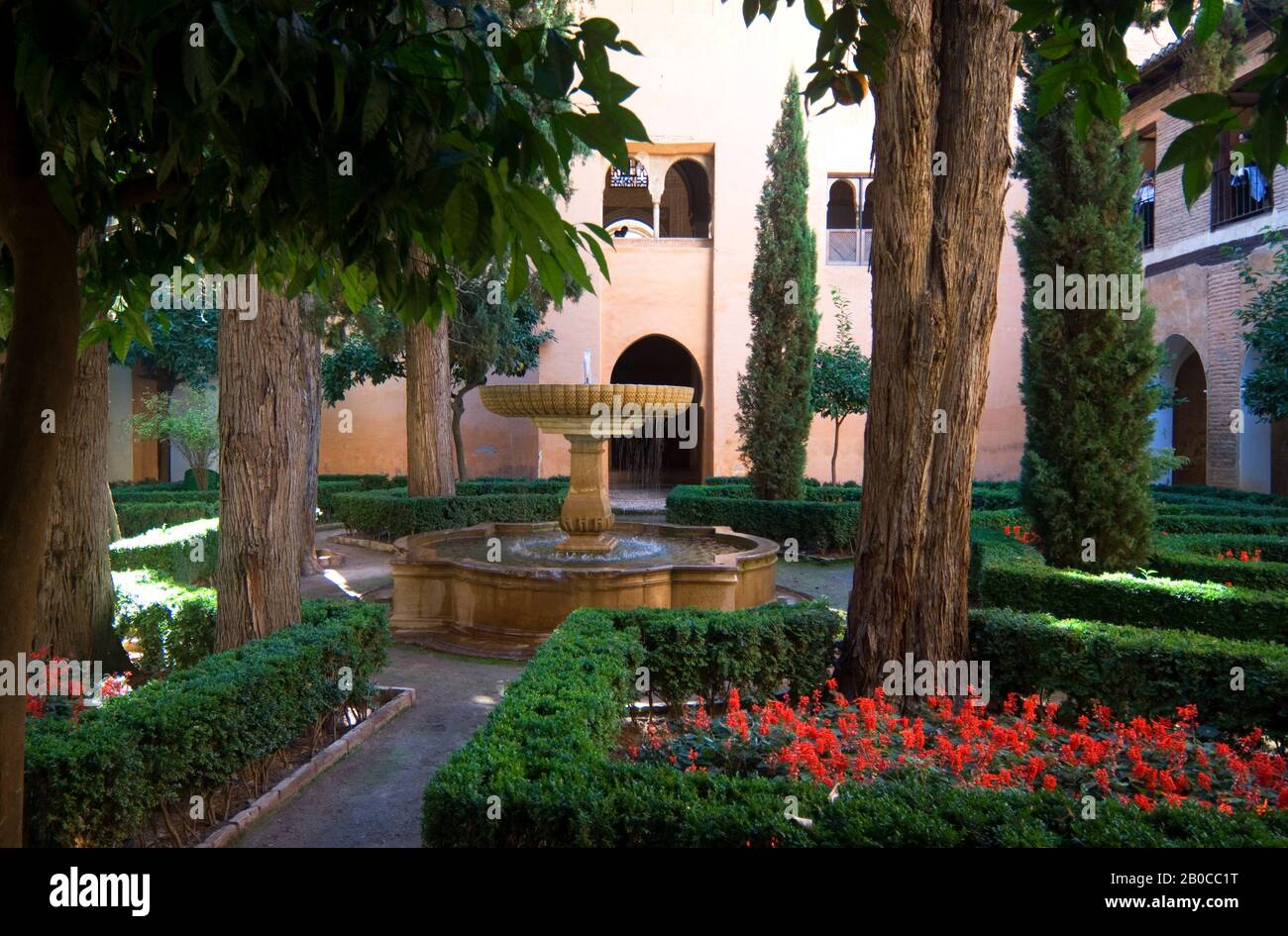 ESPAGNE, GRENADE, ALHAMBRA, JARDIN AVEC FONTAINE Banque D'Images