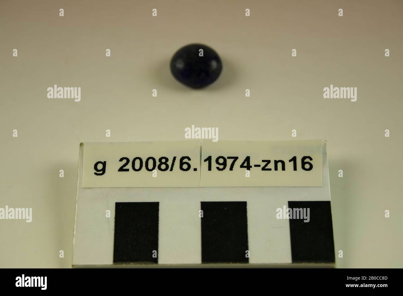 Jouet de bleu foncé, verre translucide., pierre à jouer, verre, h: 0,6 cm, diam.: 1,3 cm, roman 15-30 AD, Pays-Bas, Hollande-Nord, Velsen, Velsen, Velsen i Banque D'Images