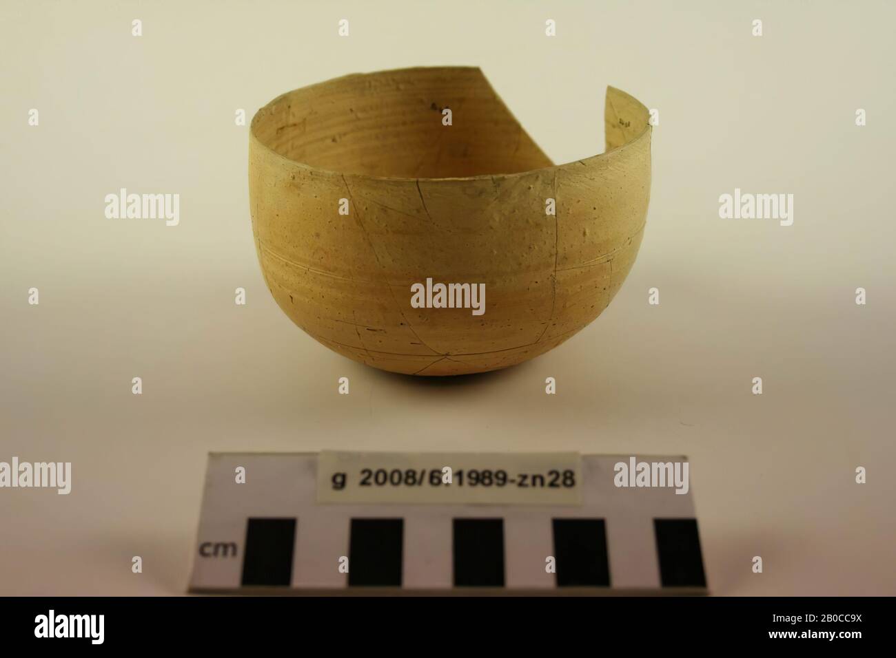 Bol en faïence jaune foncé à parois minces, vaisselle en coquille d'oeuf, Oberaden 38. Collage, 1 chiard de la jante est manquant, 1 petit espace dans le mur, résidus de ruban sur l'extérieur., bol, faïence, h : 6,7 cm, diam. : 10,5 cm, roman 15-30 AD, Pays-Bas, Hollande-Nord, Velsen, Velsen, Velsen, Velsen i Banque D'Images