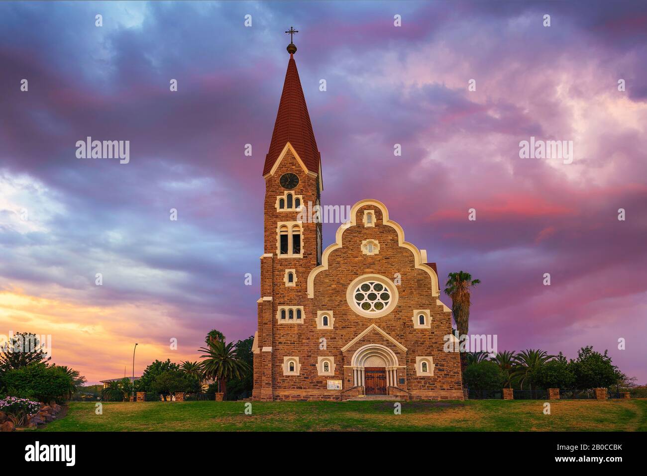 Coucher de soleil au-dessus de Christchurch, une église luthérienne historique à Windhoek, en Namibie Banque D'Images