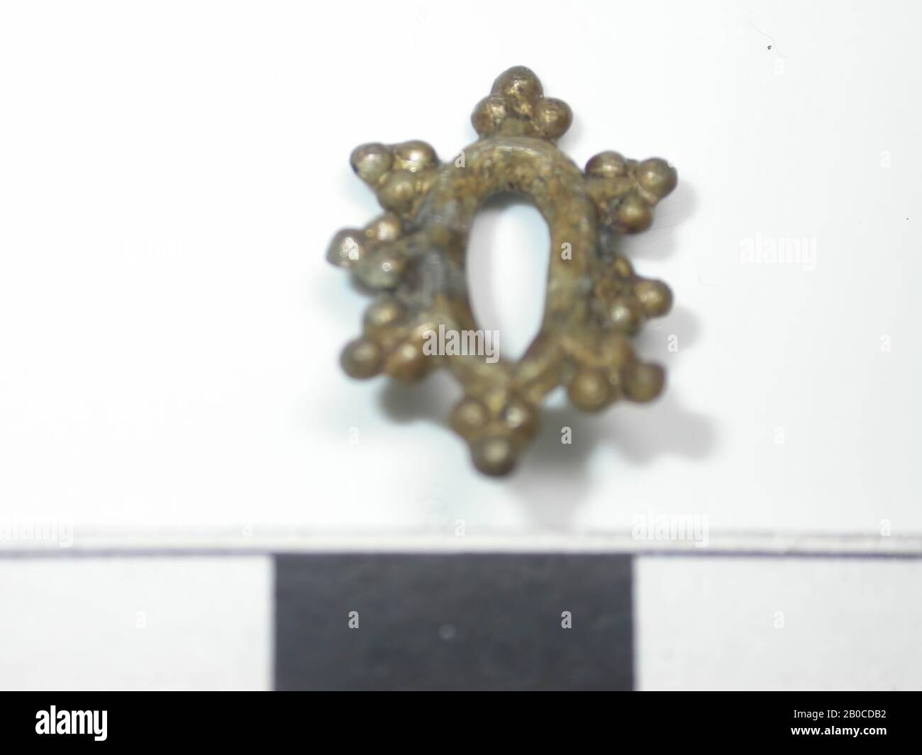 Lettre O, or (alliage de cuivre). Trou ovale. Huit groupes de trois perles autour. Fixation à 2 broches (dm 0,3 cm), horizontale, course du tapis, métal, alliage de cuivre, H: 1,4 cm, W: 1,1 cm, D: 0,05 cm, fin du XIVe siècle 1350-1400, Pays-Bas, Hollande-Méridionale, Dordrecht, Dordrecht Banque D'Images