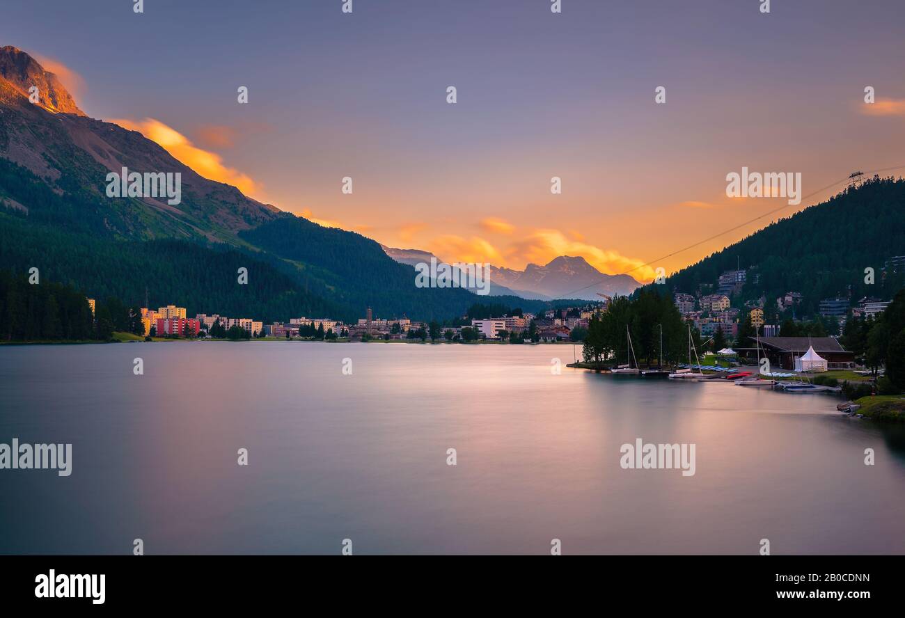 Coucher du soleil au-dessus de Saint-moritz avec lac et Alpes suisses en Suisse Banque D'Images