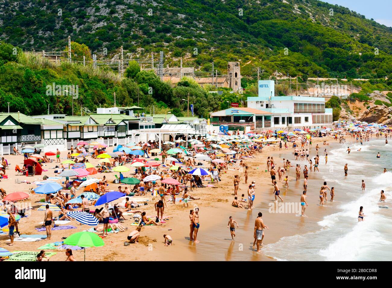 Sitges, ESPAGNE - 9 JUILLET 2017: Les gens apprécient, se détendre, bronzer ou se baigner à la plage de Garraf à Sitges, une plage populaire sur la côte du Metr Banque D'Images