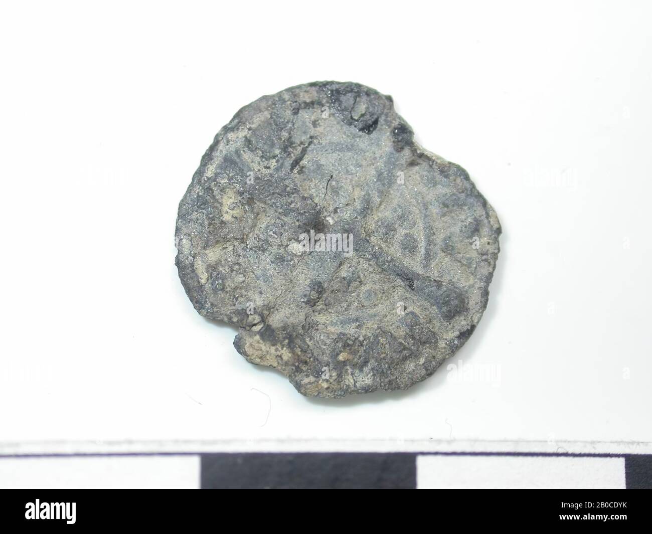 Pays-Bas Moyen âge, ferrures, plomb, alliage d'étain, Dm, 1,6 cm, D, 0,2 cm, fin du XIVe siècle 1350-1400, Pays-Bas, Zélande, Hulst, Terre Noyée Banque D'Images