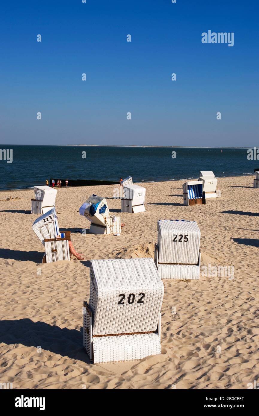 ALLEMAGNE, SCHLESWIG-HOLSTEIN, ÎLES FRISONNES DU NORD, ILE DE SYLT, HÖRNUM, PLAGE AVEC CHAISES DE PLAGE Banque D'Images