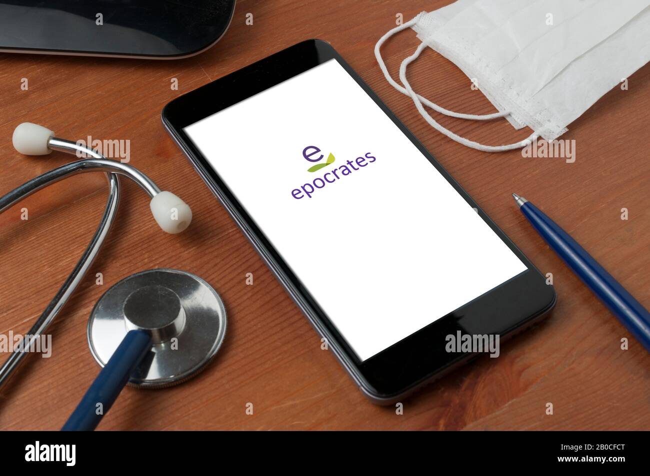 Carrara, Italie - 20 février 2020 - Smartphone entouré d'un stéthoscope, d'un masque médical et d'un objet de bureau montrant la page de départ d'Epocrates Banque D'Images