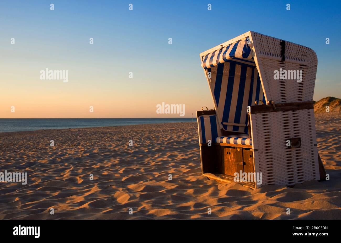 ALLEMAGNE, SCHLESWIG-HOLSTEIN, MER DU NORD, ÎLES FRISONNES DU NORD, ILE DE SYLT, WESTSTRAND PRÈS DE LA LISTE, PLAGE AVEC CHAISE DE PLAGE EN SOIRÉE Banque D'Images