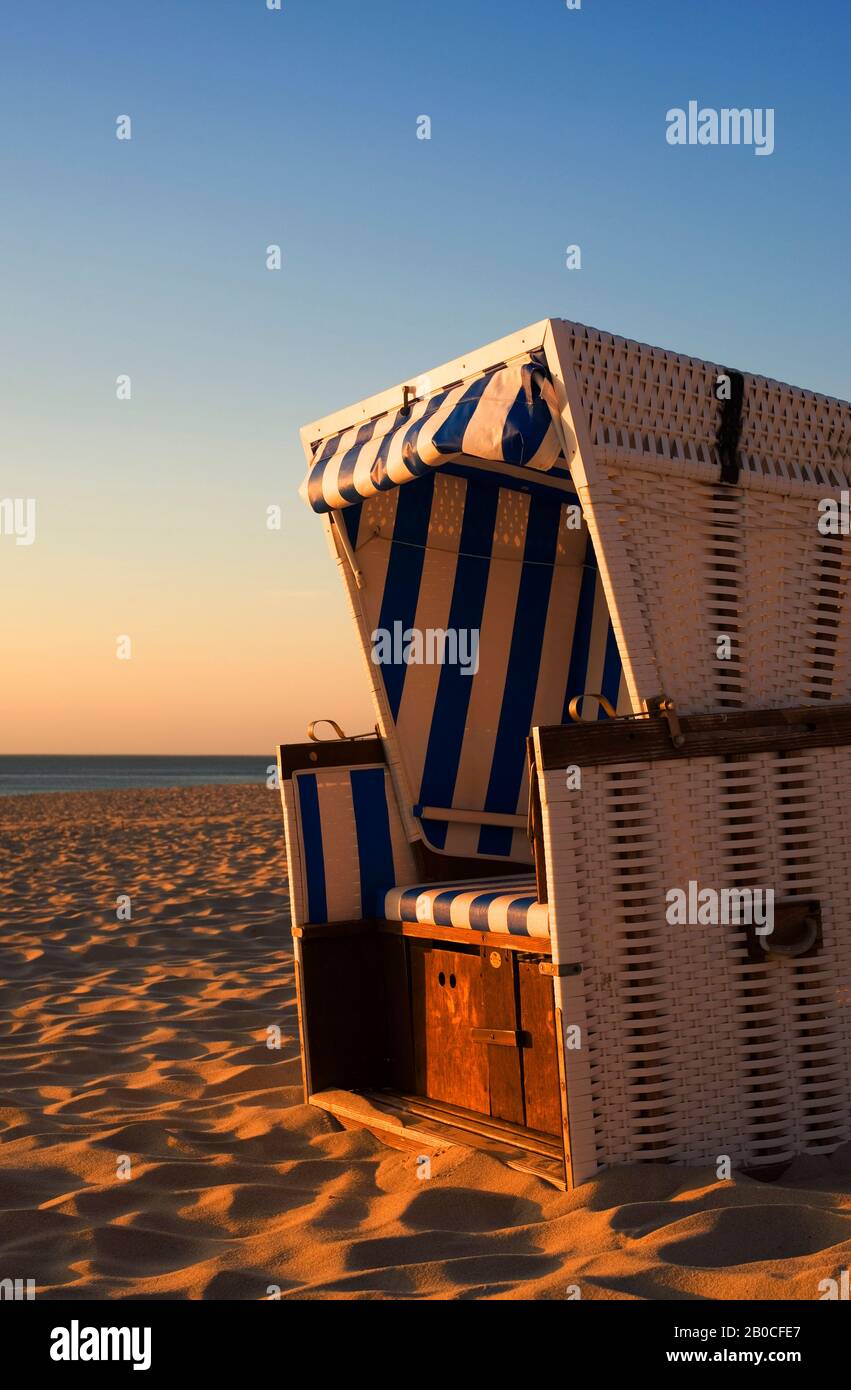 ALLEMAGNE, SCHLESWIG-HOLSTEIN, MER DU NORD, ÎLES FRISONNES DU NORD, ILE DE SYLT, WESTSTRAND PRÈS DE LA LISTE, PLAGE AVEC CHAISE DE PLAGE EN SOIRÉE Banque D'Images