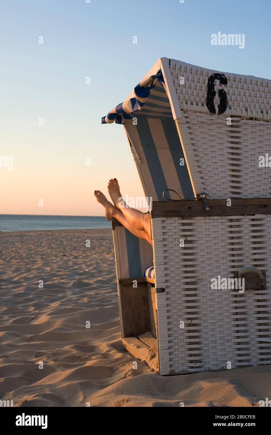 ALLEMAGNE, SCHLESWIG-HOLSTEIN, MER DU NORD, ÎLES FRISONNES DU NORD, ILE DE SYLT, WESTSTRAND PRÈS DE LA LISTE, PLAGE AVEC CHAISE DE PLAGE EN SOIRÉE, JAMBES Banque D'Images