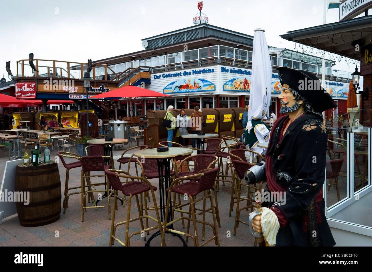 ALLEMAGNE, SCHLESWIG-HOLSTEIN, MER DU NORD, ÎLES FRISONNES DU NORD, ILE DE SYLT, LISTE, WARF, STATUE DE PIRATE AU RESTAURANT Banque D'Images