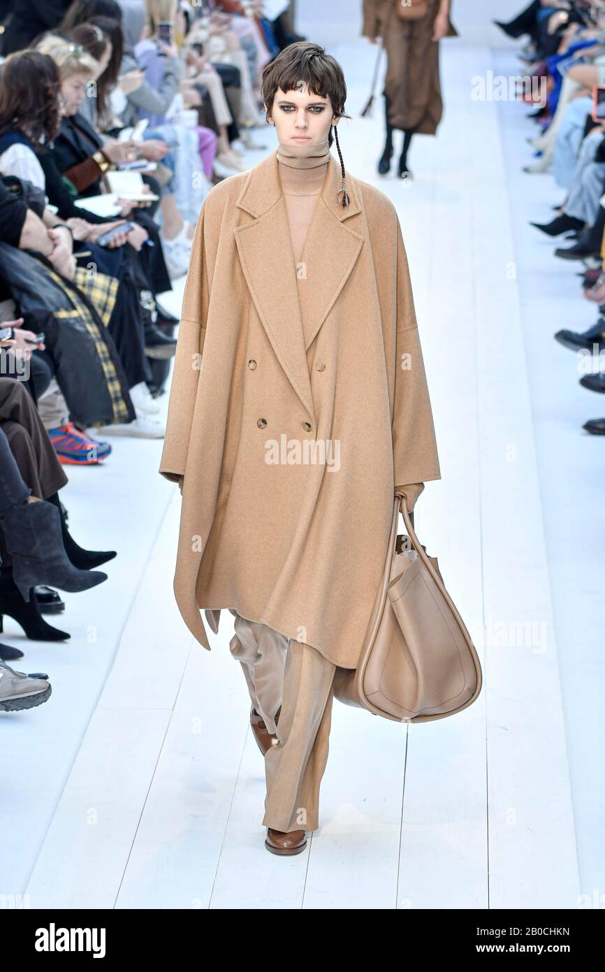 Milan Italie. 20 fevrier 2020. Milan Milan Fashion Week Les Femmes Automne Hiver 2020. Milan Mode Feminin Automne Hiver 2020. Passerelle Max MARA Photo Modele credit Agence de photo independante Alay ...