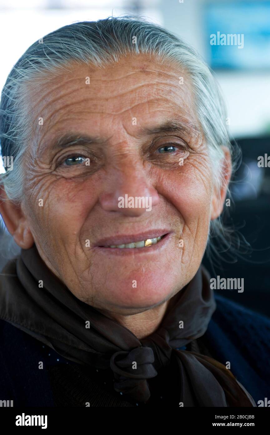 ALBANIE, SARANDA, PORTRAIT DE LA VIEILLE FEMME Banque D'Images