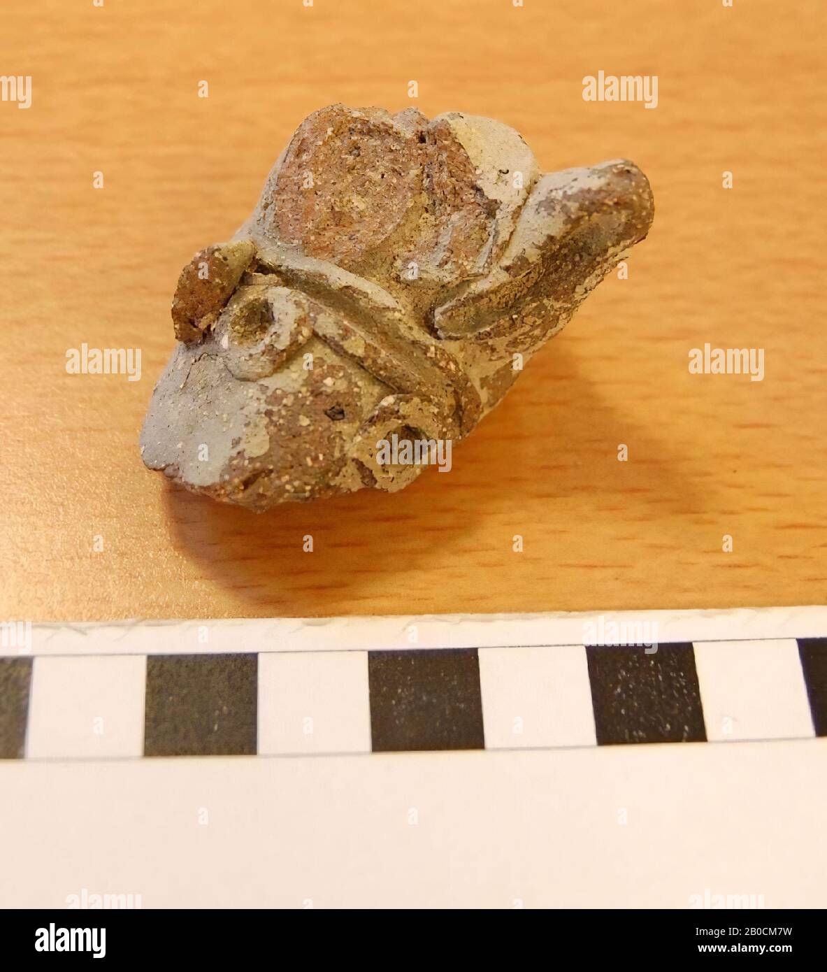 Fragment d'une figurine animale d'oreille, probablement cheval, halter visible, figurine, poterie, L 4,6 cm, W 3,2 cm, H 4,5 cm, âge de fer II, phase M 850-750 BC, Jordanie Banque D'Images