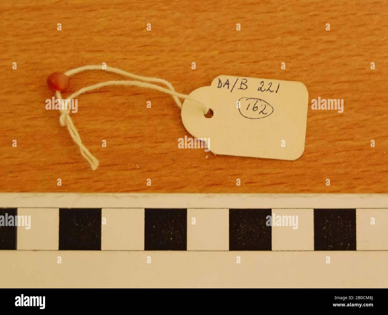 Perles rondes, couleur rouge, ornement, pierre, carnéenne, D 0,55 cm, L 0,4 cm, trou D 0,2 cm, Jordanie Banque D'Images