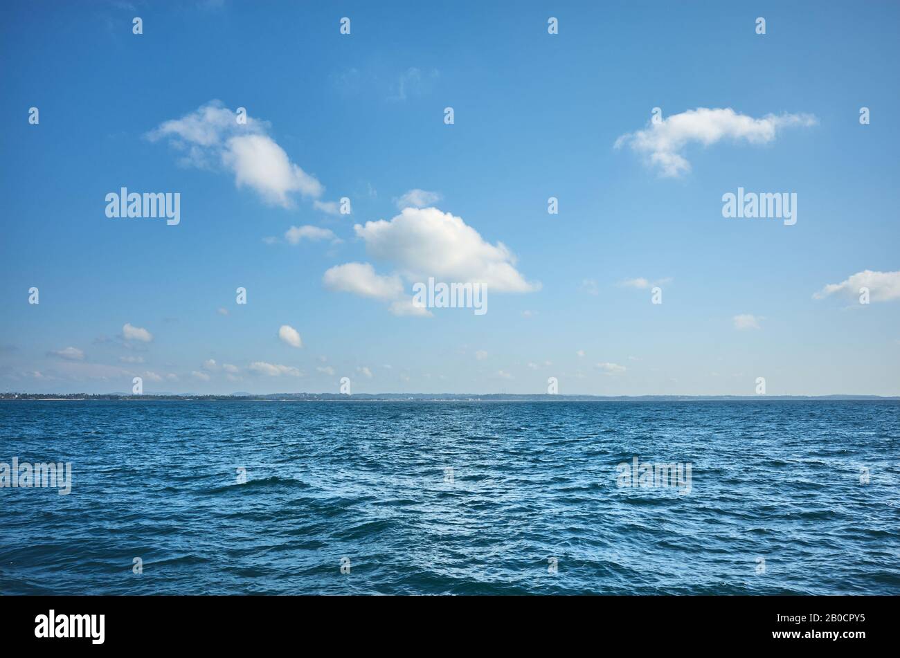 Ciel sur l'océan une journée ensoleillée. Banque D'Images