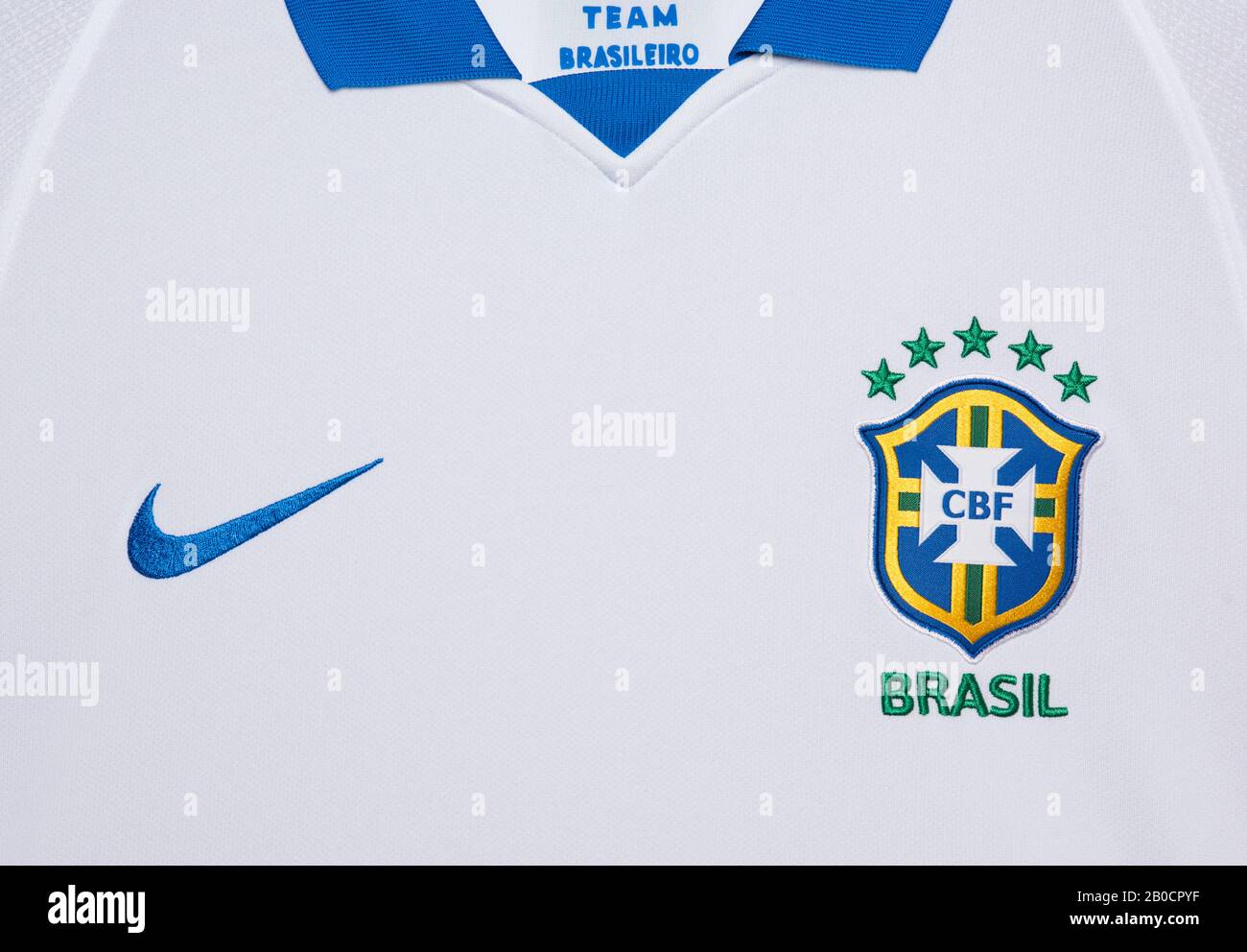 Gros plan Nike Brazil 2019 White Copa America 100 e anniversaire jersey. Banque D'Images