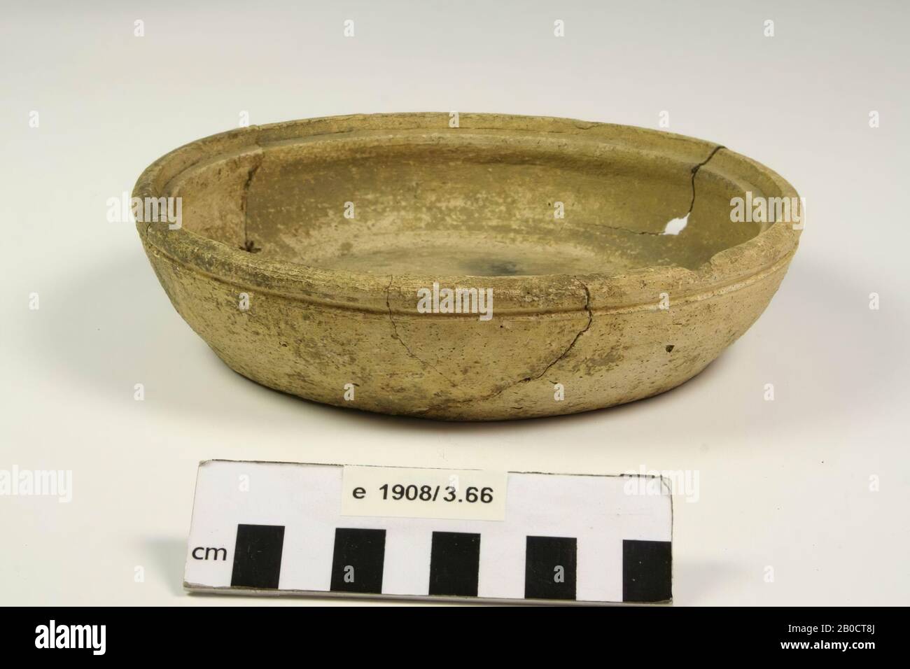 Plaque en faïence avec marque ronde à l'intérieur du fond. Vieux collage, surface du mur est endommagé, petit espace dans le mur, grande fissure lâche dans le mur, plaque, poterie, h: 4.5 cm, diam: 18.1 cm, roman, Pays-Bas, Gueldre, Nimègue, Nimègue, Hees Banque D'Images