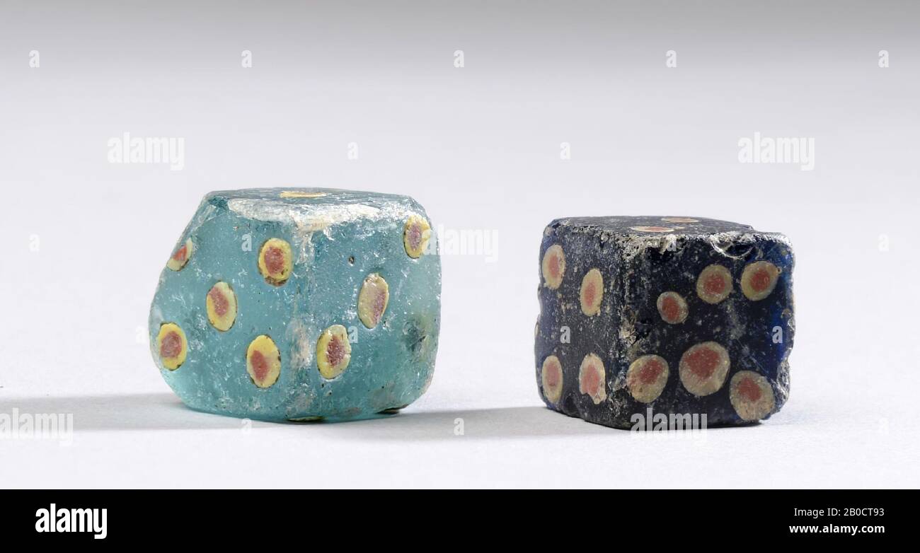 Die, Dice en verre de mosaïque. Verre translucide Teal avec jaune Banque D'Images