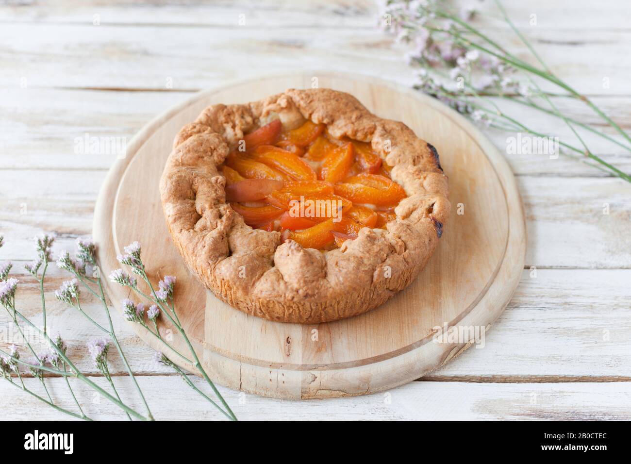 Galette Avec Abricot Appelee Aussi Galette Bretonne Galette Des Rois Galeta Cuisine Francaise Nourriture Sur Fond Blanc En Bois Ancien Photo Stock Alamy