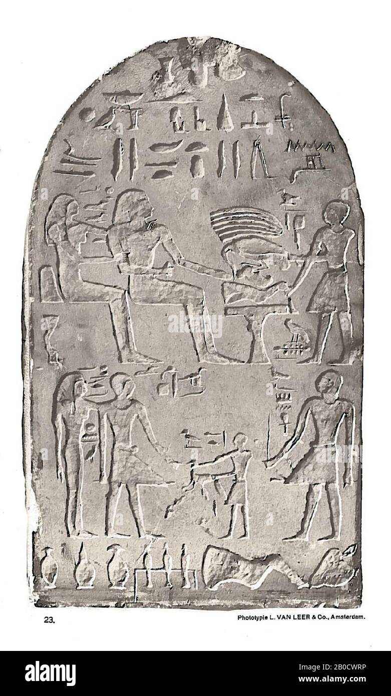 Inytnebchoty, arc rond, Cette petite stèle calcaire appartient à Inytnebchoty. Le texte ci-dessus est une formule sacrificielle adressée au dieu Osiris. Sous l'inscription, le propriétaire de graf Inytnebchoty est assis avec sa femme devant une table sacrificielle. Derrière c'est un de leurs fils, Ipi-emsaef. Deux autres fils sont représentés sur la scène du bas, l'un d'eux est représenté avec sa femme et son fils, l'autre est sur le côté droit de la stèle. En haut et en bas de la stèle, les vases et les plats sont représentés. Toute l'inscription est faite de soulagement faible. Normalement, les scènes et les textes sont séparés Banque D'Images