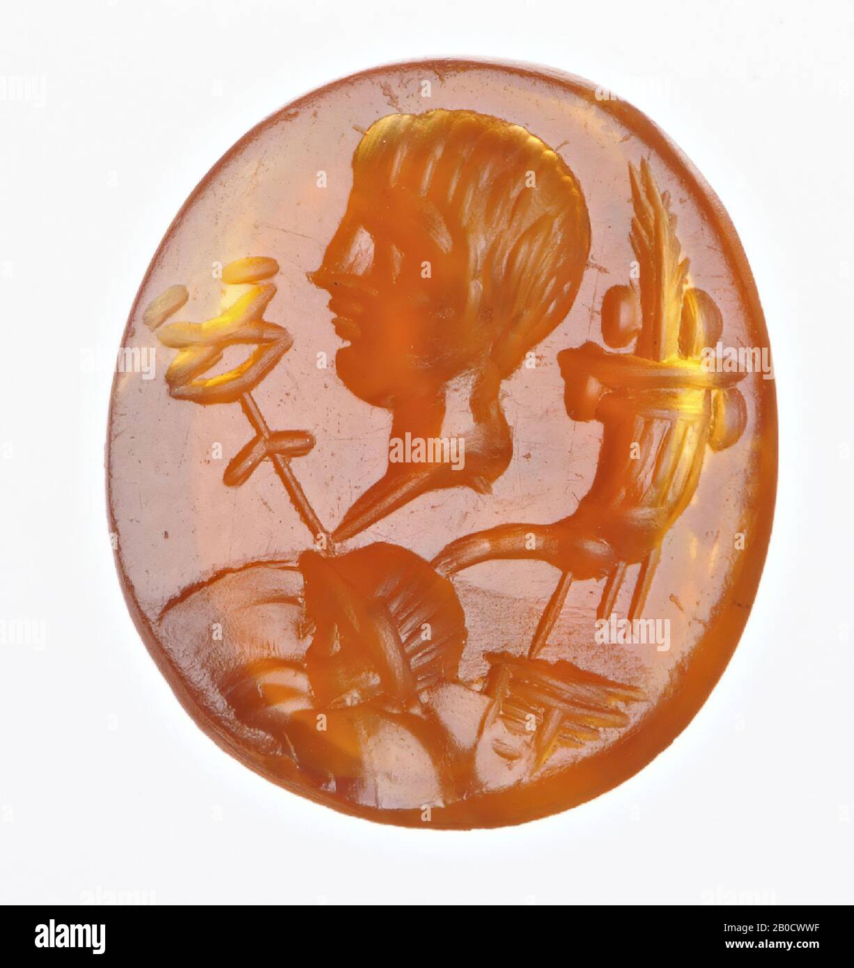 VZ: La tête ronde d'un petit garçon représenté avec des cheveux courts est mise sur un masque, flanqué d'un caduque sur la gauche et d'une cornucopia sur la droite, sous la cornucopia syrinx., Gem, intaglio, ringstone , carnélien, couleur: Rouge, forme: Ronde, traitement: Maaskant-Kleibrink, M., Catalogue des pierres gravées dans l'armoire Royal coin, 1978, p.60, fig.2, type F 1, méthode : rendu avec une foreuse épaisse arrondie, avec des rainures de disque parallèles épaisses, 11 x 9,5 mm, D. 3 mm, 2ème moitié du premier siècle avant J.-C. -50 Banque D'Images