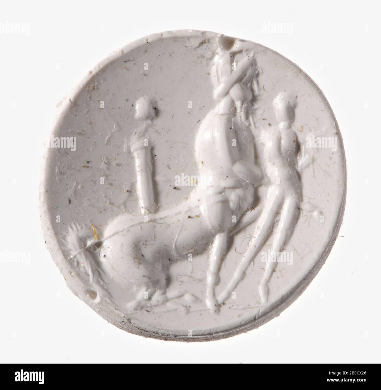 VZ: Le centaur semble tenir un treuil, la position des jeunes Achilles n'est pas claire parce qu'il n'y a pas d'armes, derrière le centaur une colonne avec un Priapus (?), Gem, intaglio, ringstone , agate, nicolo, couleur: Brunâtre Banque D'Images