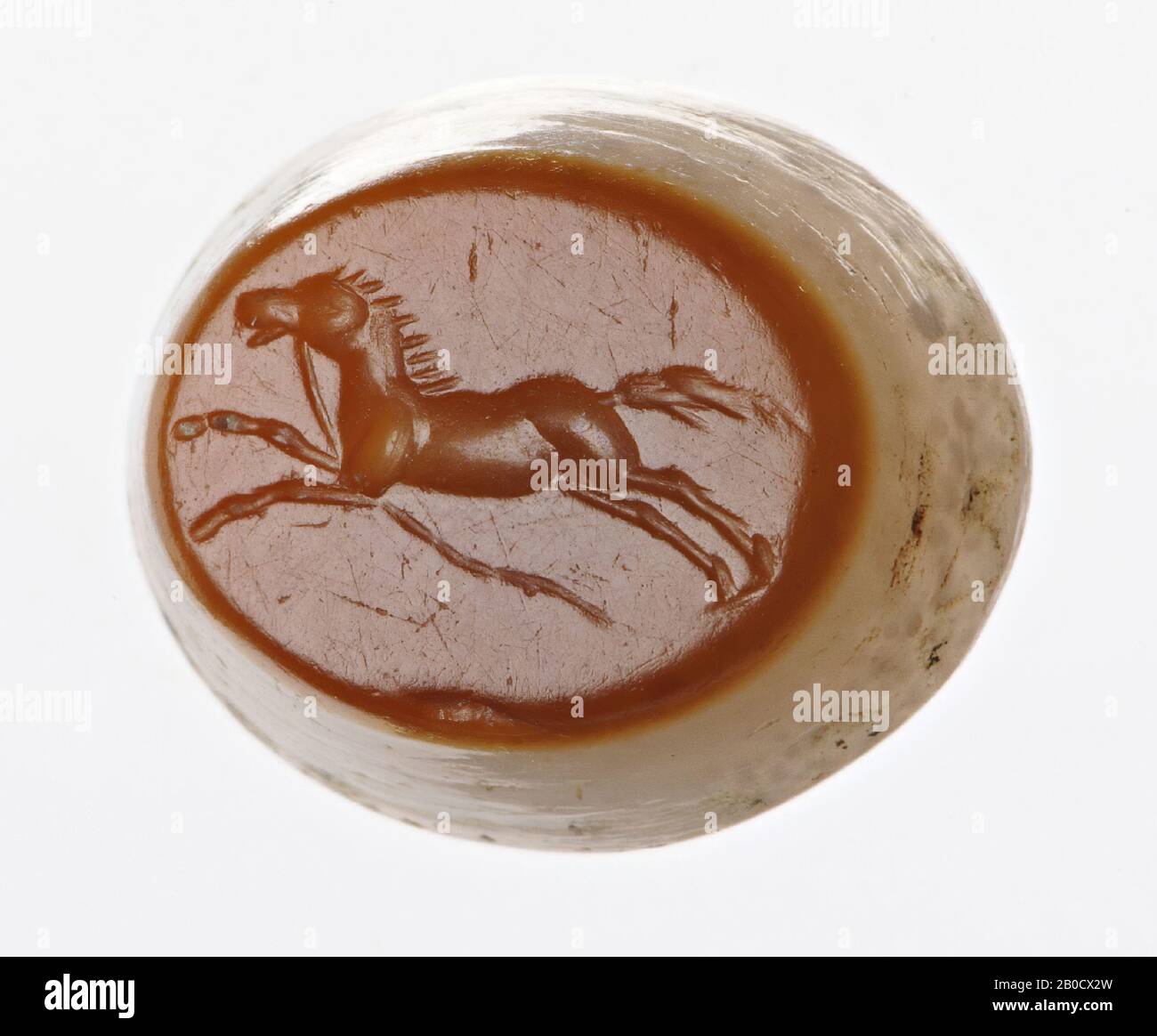 VZ: L'animal court dans un galop rapide, alors qu'une bride lâche est montré dans le champ, il s'est clairement échappé d'un char., Gem, intaglio, agate, 3 couches horizontales, couleur: Blanc grisâtre Banque D'Images