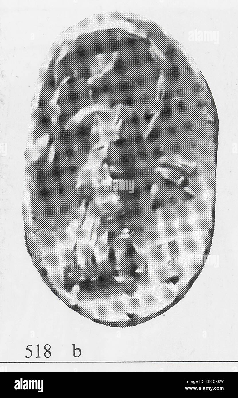 VZ: La déesse est vêtue d'un long chiton avec une longue couverture (apoptygma) et a roulé ses cheveux autour de sa tête, tenant un velum au-dessus d'elle avec sa main gauche et pointant une torche vers le bas avec son autre main , elle est représentée sur ses orteils flottant dans l'air, GEM, intaglio, ringstone, beryl, couleur: Jaune, forme :, usinage: Avant convexe, méthode: Modélisation du corps avec forets arrondis, détails avec de nombreuses gorges de roue courtes et arrondies. , 13,5 x 8,5 mm, D. 3 mm, AD du premier siècle. 1-100 AD Banque D'Images