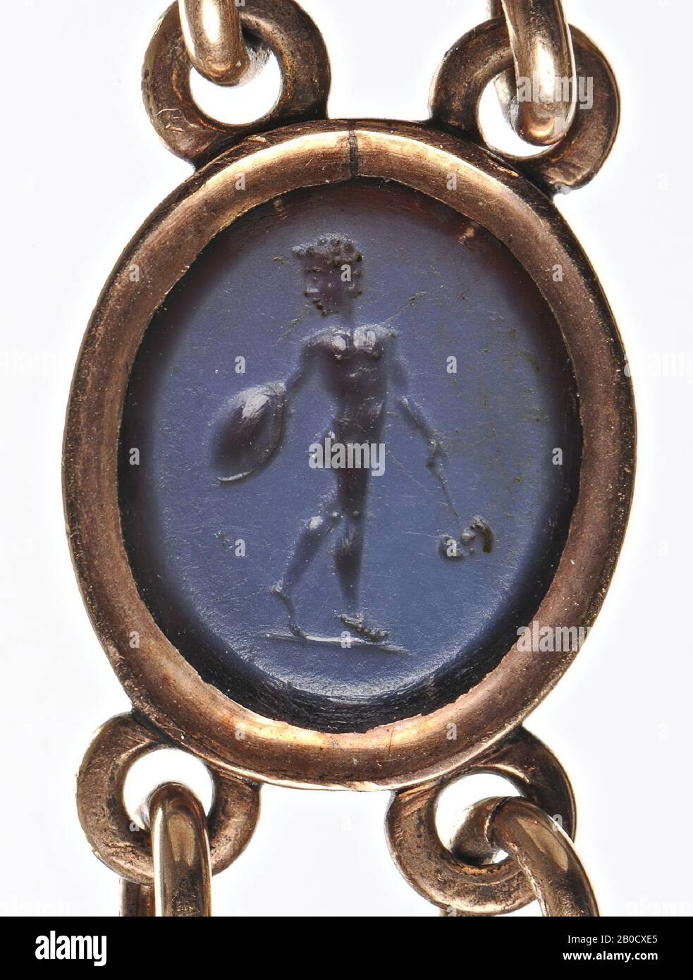 VZ: Un jeune homme est représenté dans une vue de trois quarts avant regardant vers l'arrière, dans sa main droite un bouclier, dans l'autre main un objet non identifié., Gem, intaglio, pierre circulaire, agate, nicolo, couleur: Noir Banque D'Images