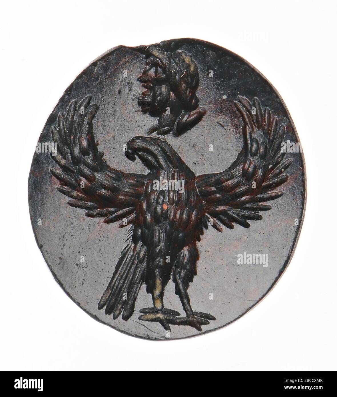 VZ: L'aigle est montré dans la vue de trois quarts à droite avec la tête tournée vers la gauche et les ailes se propagent, Jupiter a une barbe et regarde vers la gauche., Gem, intaglio, ringstone, héliotrope, couleur: Vert foncé avec des taches rouges, forme: Ovale, usiné: Coupe d'arête à l'arrière par rapport à l'avant, méthode: Modélisation très peu profonde avec grand foret, avec des petites rainures de roue, 10,5 x 9,5 mm, D. 2,5 mm, 2ème siècle AD. 100-200 AD Banque D'Images
