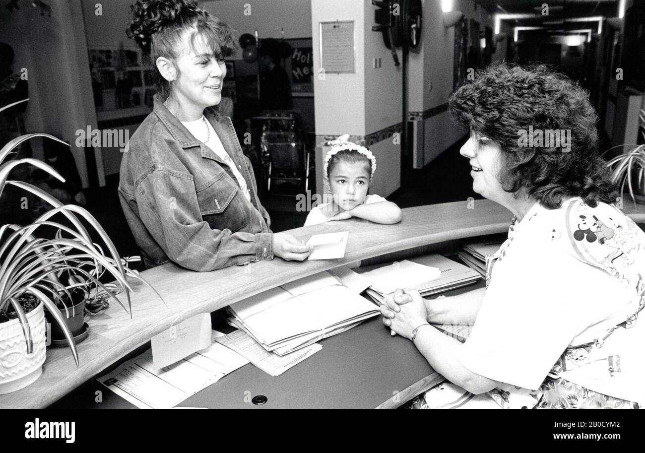 Réceptionniste, City Hospital, Nottingham, Royaume-Uni 1991 Banque D'Images