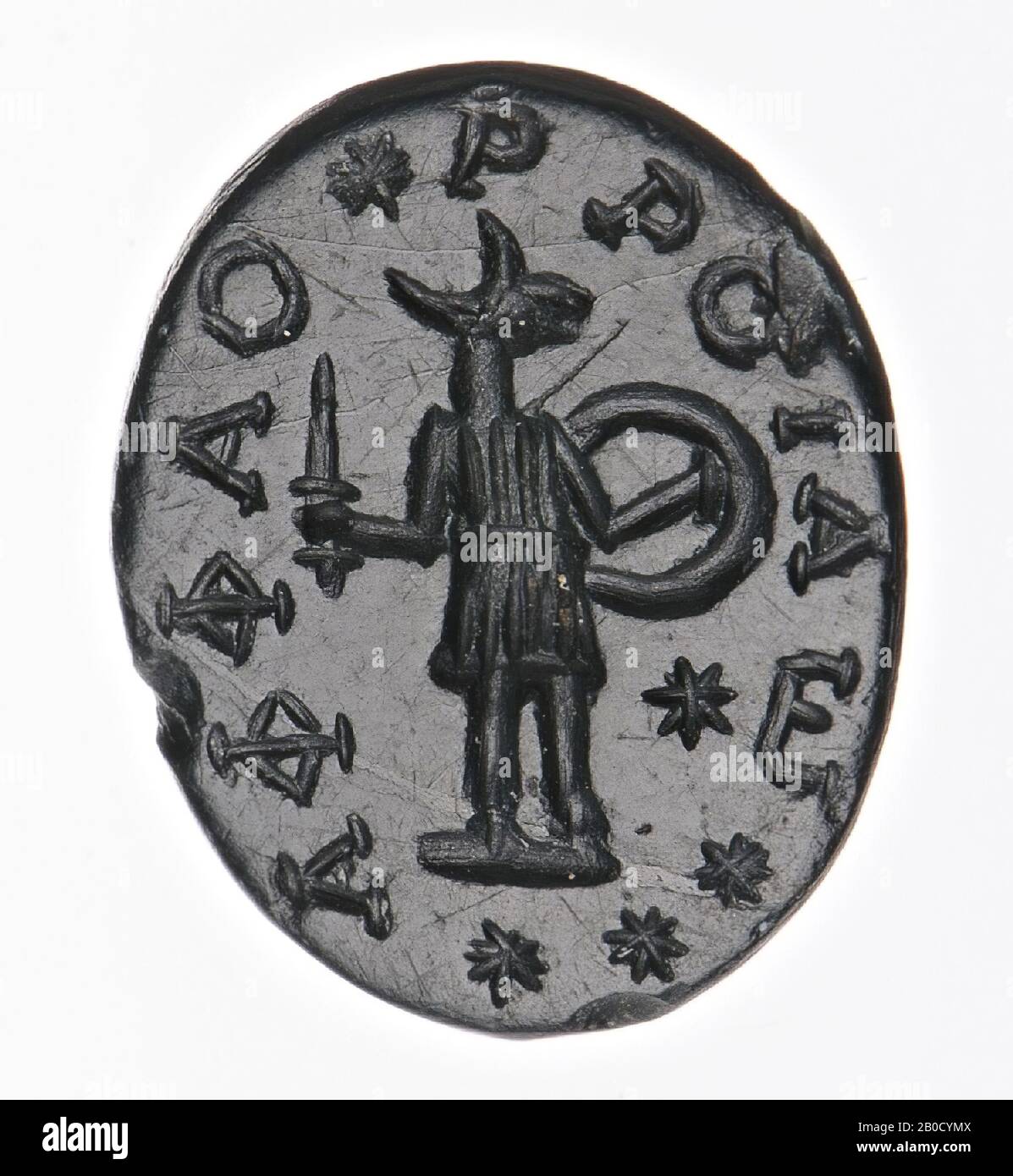 VZ: le dieu est vêtu d'une tunique courte, frontale sauf la tête en profil à droite, dans sa main droite il a une épée debout, dans sa main gauche il a un bouclier, autour d'une inscription., Gem, intaglio , amulet, jasper, couleur: Vert foncé, forme: Ovale, traitement: Coupe d'arête à l'arrière par rapport à l'avant, méthode : modélisation et détail avec rainures de roue arrondies., 23,5 x 11 mm, D. 2 mm, 2ème siècle avant J.-C. - 7ème siècle AD. -200 AV. J.-C. Banque D'Images