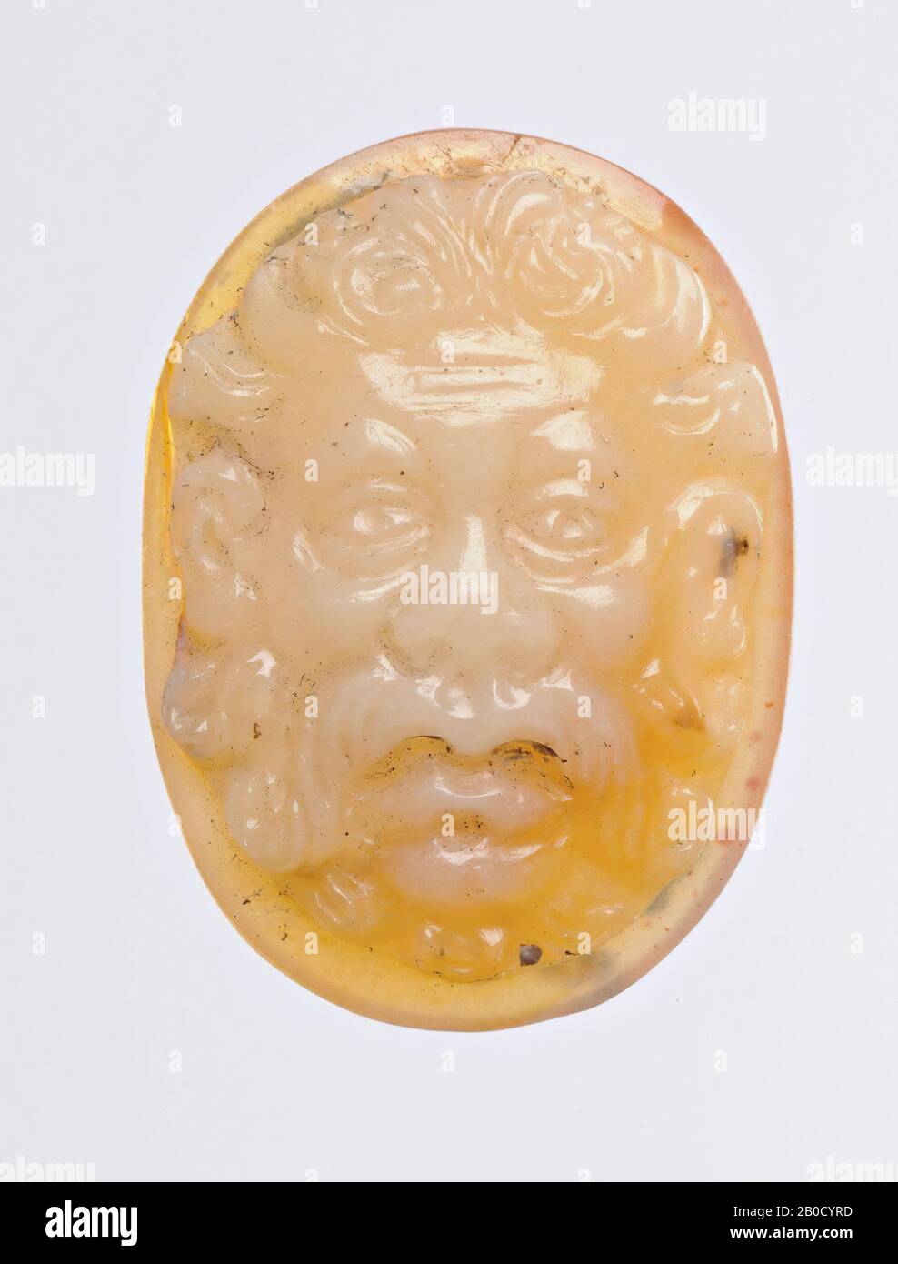 VZ: Masque frontal avec des cheveux bouclés, barbe et moustache, camée, agate, couleur: Blanc avec jaune Banque D'Images