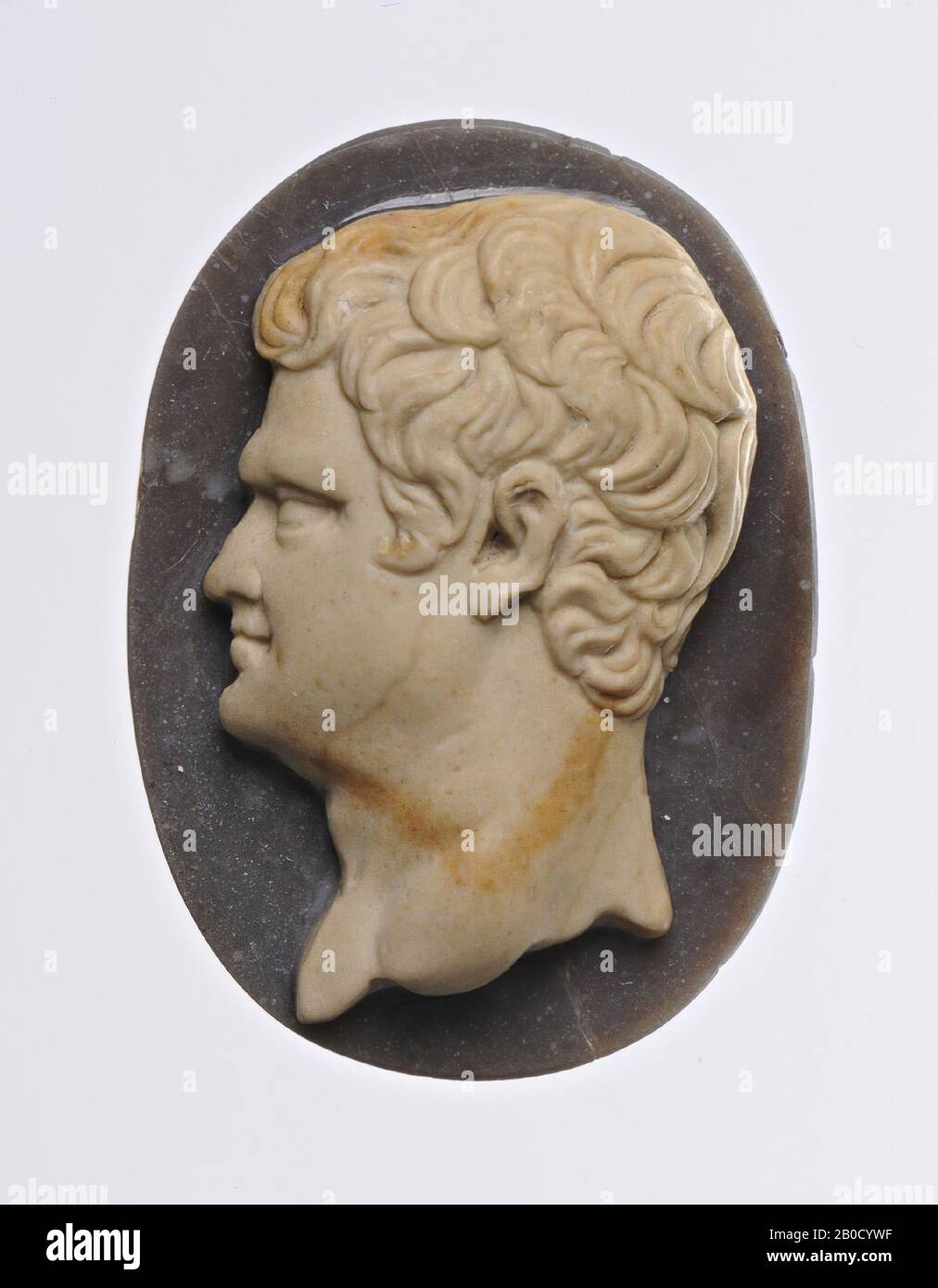 VZ: Tête de l'homme et profil à gauche, cheveux en petites serrures, cameo, silex, 2 couches, couleur: Brun clair avec des taches brunes Banque D'Images