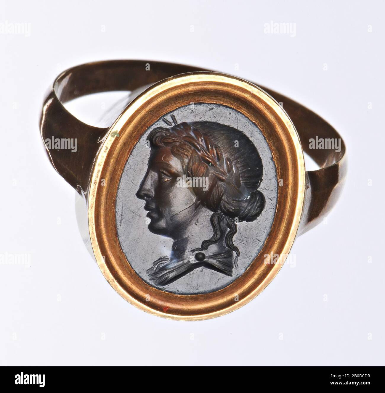 VZ: Tête de jeune femme (romaine) et profil à droite, couronne de laurier dans les cheveux, serrures dans le cou tombant vers le bas, draperie, gemme, intaglio, adrd, couleur: Brun bleuâtre, forme: Ovale, debout, traitement: En anneau d'or, méthode: 14.5 x 10 mm, D. 2 mm, wt. 3,06 gr., xviiie siècle 1700-1800 Banque D'Images