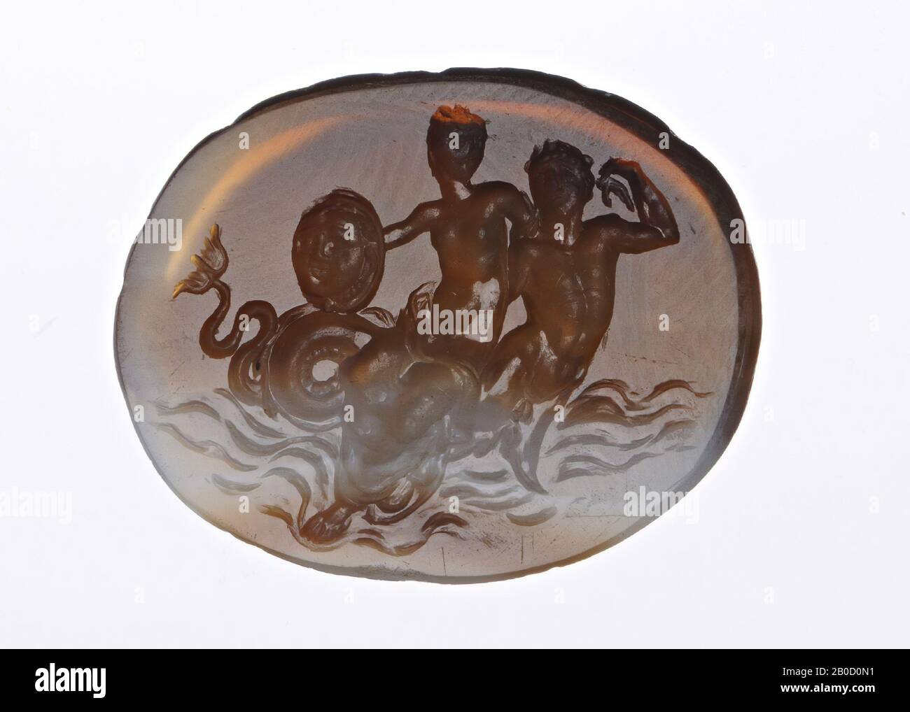 VZ: Tritoon et Nereid en vagues, frontal, penchant à droite, Nereid a un bouclier avec Medusakop dessus, gem, intaglio, agate, couleur: Marron Banque D'Images