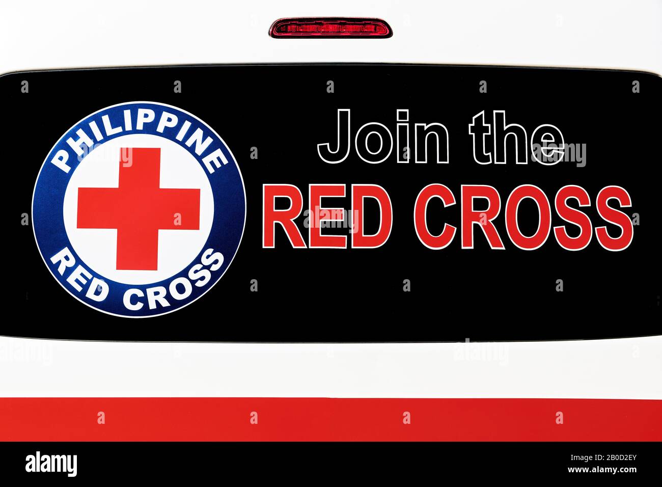Iloilo City, Philippines: Vue rapprochée D'un Panneau Et emblème De La Croix-Rouge Fixé à une vitre arrière teintée d'une ambulance Banque D'Images