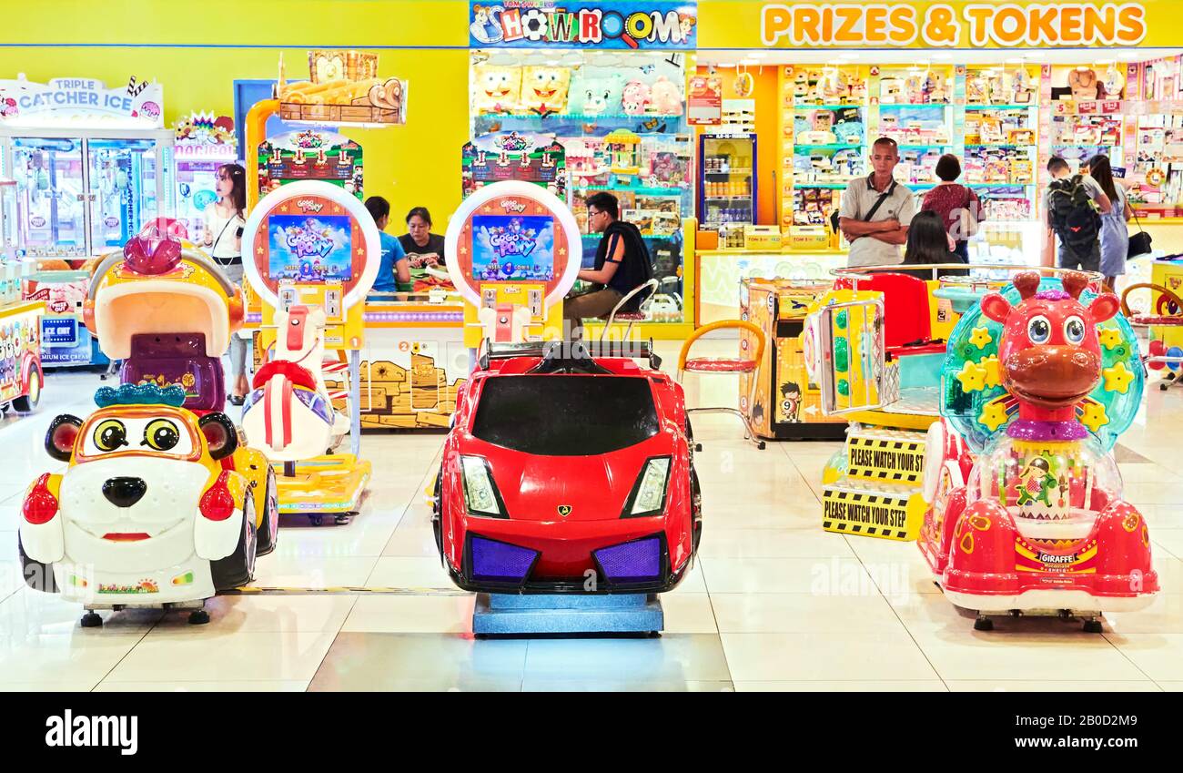 Iloilo City, Philippines : vue rapprochée d'une aire de jeux de divertissement intérieure avec des manèges colorés pour enfants, des joueurs de bingo Banque D'Images