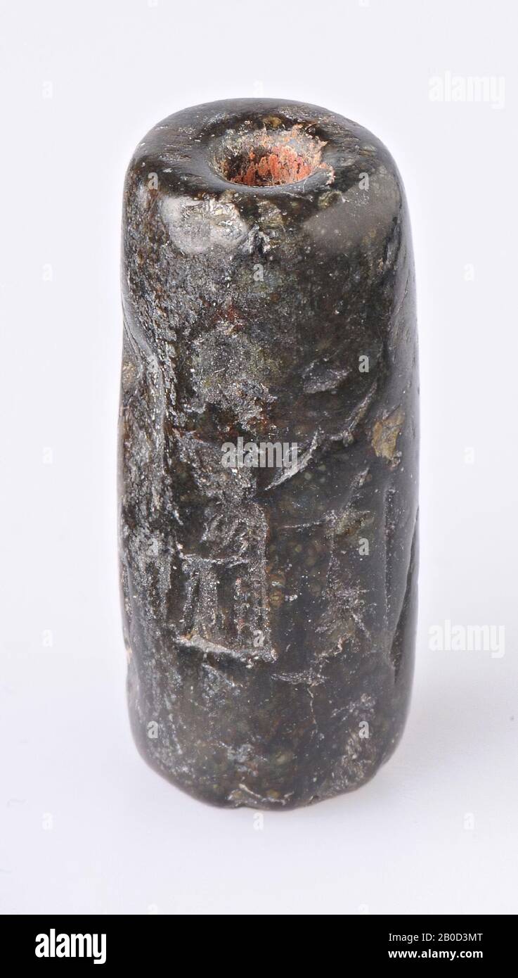 VZ: Roi avec proue et prêtre debout à côté de l'autel ou table sacrificielle, arbre Saint, joint d'antenne, serpentine, couleur: Noir, forme: Cylindre, traitement:, méthode de fabrication:, L. 25 mm, Diam. 11 Mm, Période Néo-Assyrienne Banque D'Images