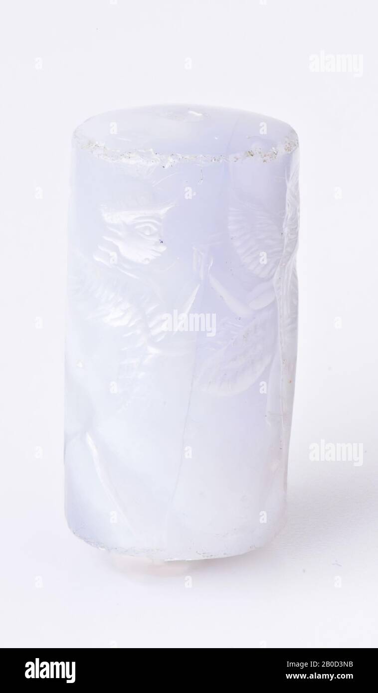 VZ: Démon à 4 ailes luttant contre griffin et sphinx ailé, joint d'antenne, chalcedonie, couleur: Bleu gris, forme: Cylindre, traitement:, méthode de fabrication:, L. 24,5 mm, Diam. 13 mm, période néo-assyrienne, 8ème - 7ème siècle avant J.-C. Banque D'Images