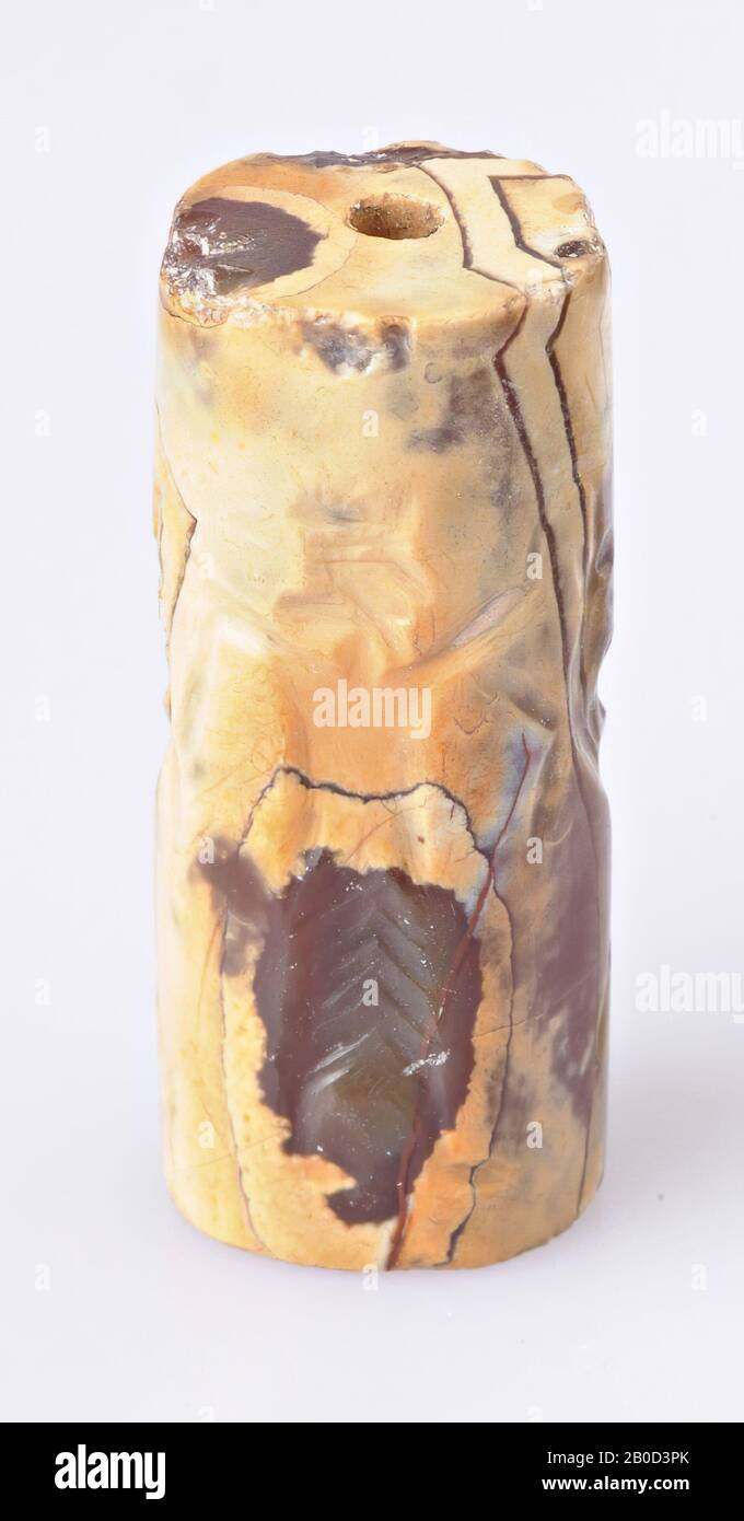 VZ: Roi qui saisit 2 animaux ailé et érigés par les cornes, le joint d'antenne, l'agate, la couleur: Rouge, noir et jaune, forme: Cylindre, traitement:, méthode: L. 27 mm, Diam. 11 mm Banque D'Images