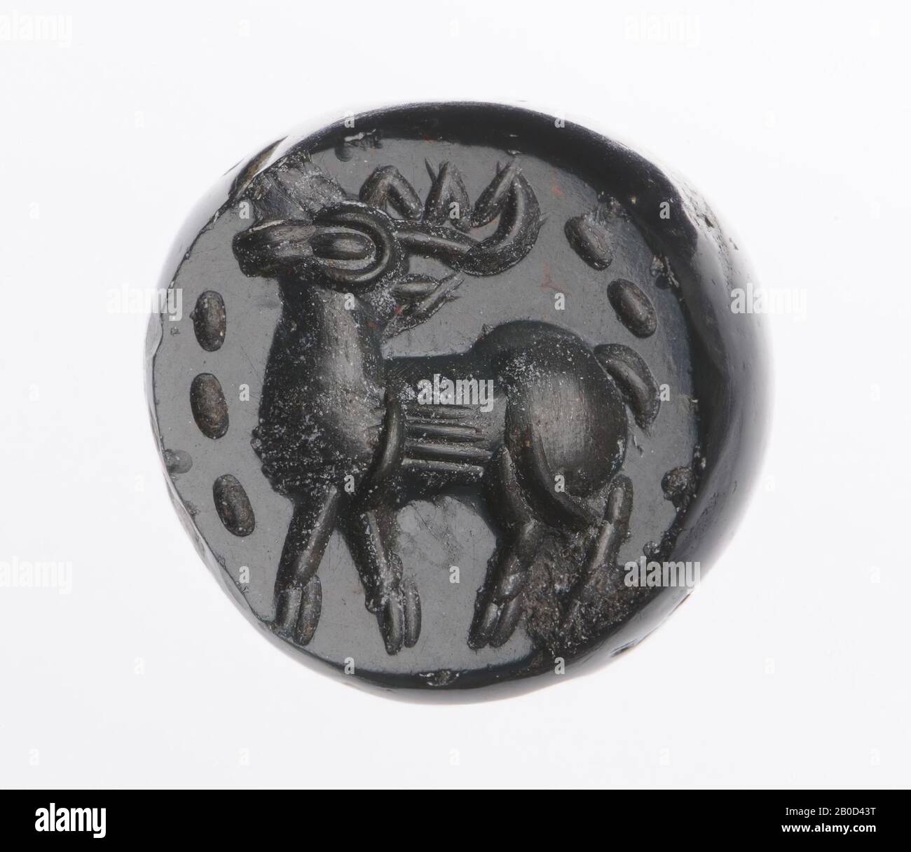 Comme des cerfs marchant à droite, timbre, jasper, couleur :, forme: Dactyloid, traitement:, méthode: 11 x 15 x 14,3 mm Banque D'Images