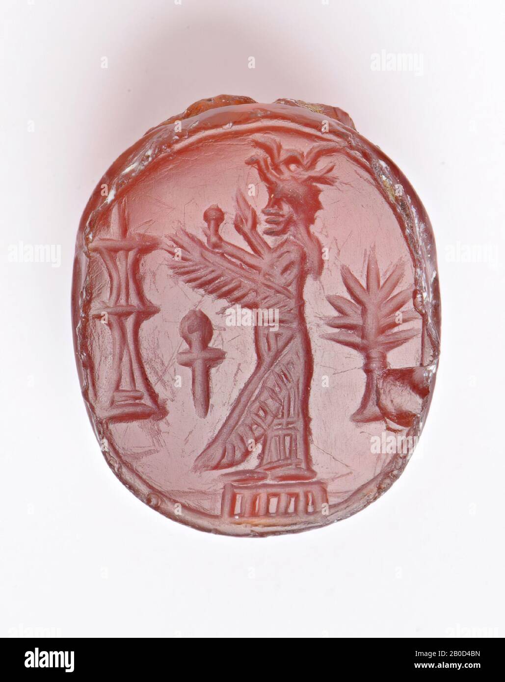 Figure debout avec 4 ailes pour dagger (?) Et autel avec palmier, timbre, carnéenne, couleur: Rouge, forme: Scarab, usinage :, méthode: 6 x 20 x 16 mm Banque D'Images