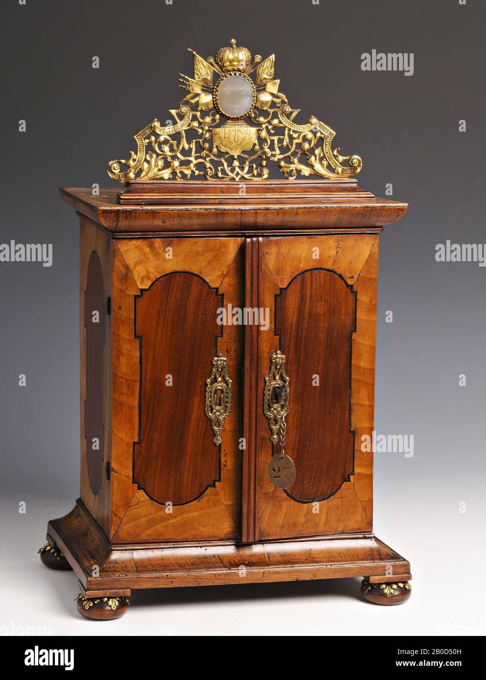 Armoire avec 2 portes et 6 tiroirs dans lesquels les pierres sont stockées, armoire sur quatre pieds courts, armoire, bois, métal et textile, couleur: Brun foncé, forme: Armoire avec tiroirs, traitement :, méthode:, h .45.5 x b.d. x d. 20 cm. Avec les portes ouvertes, la largeur maximale est de 44,5 cm., Fin XVIIe - début XVIIIe siècle 1675-1725 AD, inconnue Banque D'Images