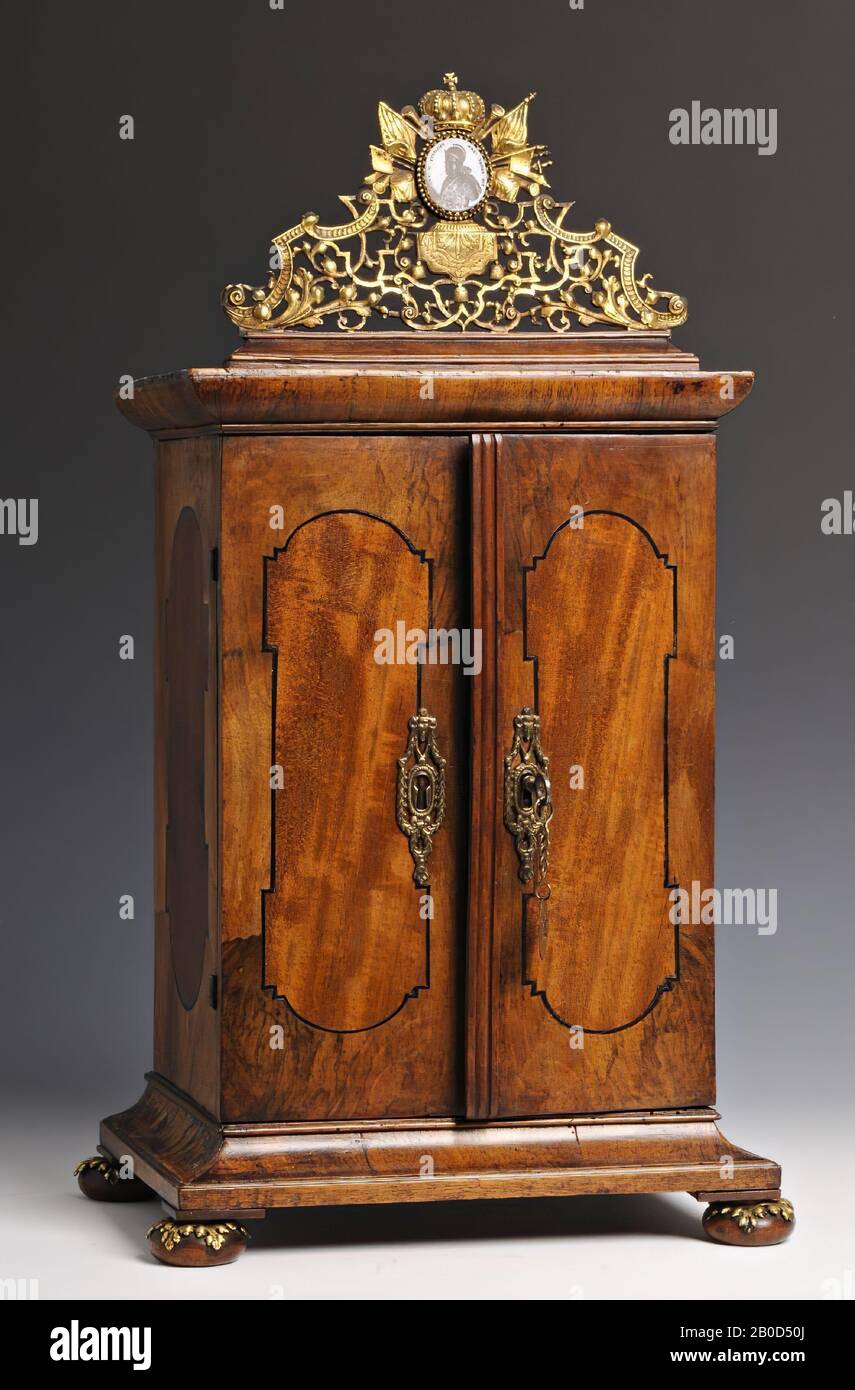 Armoire avec 2 portes et 8 tiroirs dans lesquels les pierres sont stockées, armoire sur quatre pieds courts, armoire, bois, métal et textile, couleur: Brun foncé, forme: Armoire avec tiroirs, traitement :, méthode:, h .50 x b. r.d. 20,5 cm, Fin du XVIIe - début du XVIIIe siècle 1675-1725 Banque D'Images