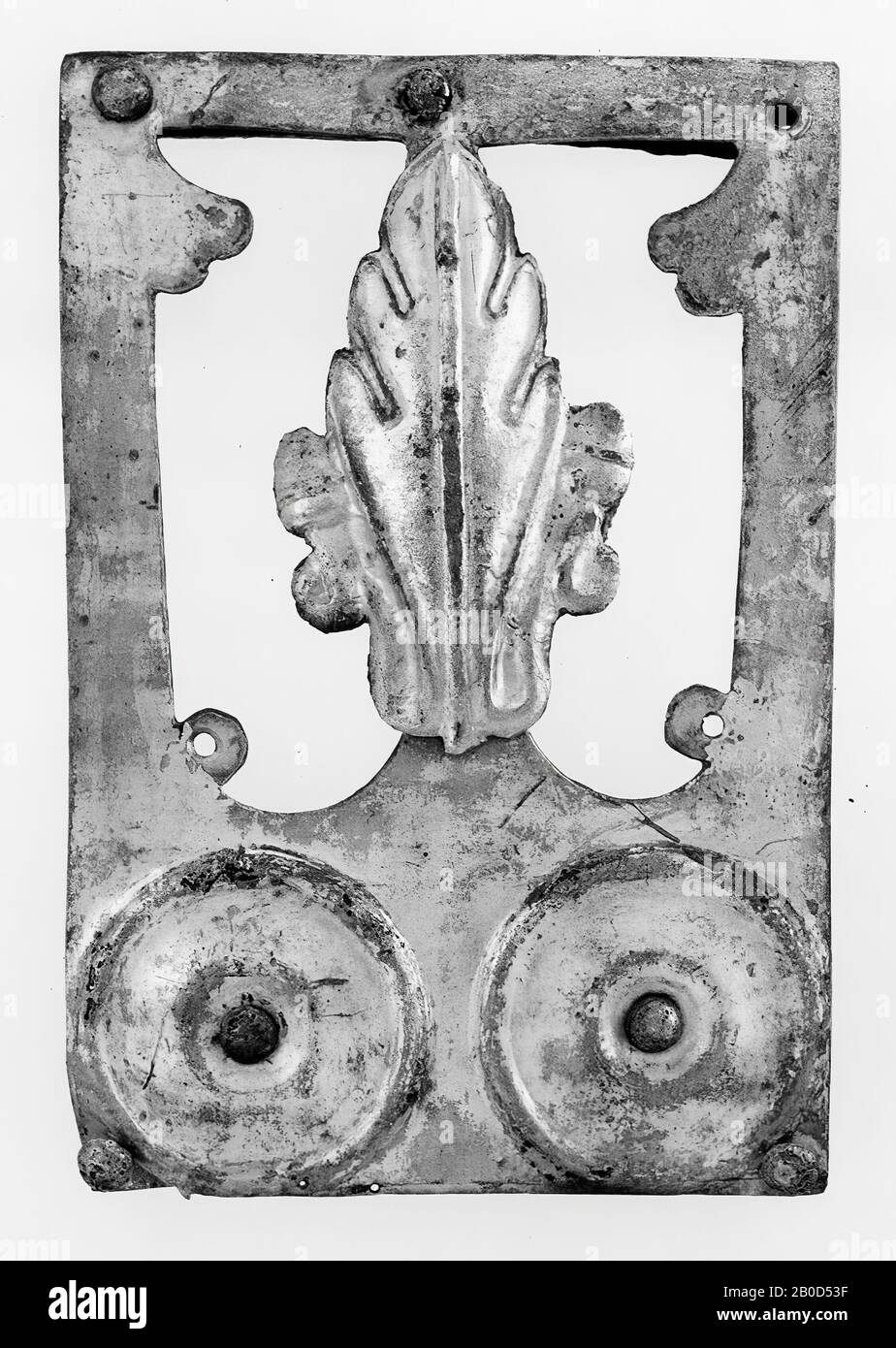 Plaque rectangulaire en bronze plaqué argent. En haut, il y a deux ornements circulaires (avec un contre-batteur milieu de champ autour d'un trou d'épingle), autour desquels une bordure, d'abord convexe que contre-batteur, fermée par une arête épaisse) est chassé. En dessous, c'est un grand motif décoratif. Deux fenêtres archies sont coupées l'une à côté de l'autre. Sur l'extérieur des fenêtres, un cercle (avec un trou au milieu) et un motif en forme de ventilateur au bas, restent en bronze. Sur le mince, entre style séparant les deux fenêtres, un ornement est soudé: Une feuille convexe de chêne avec un ornement des deux côtés. À l'arrière se trouvent sur le Banque D'Images