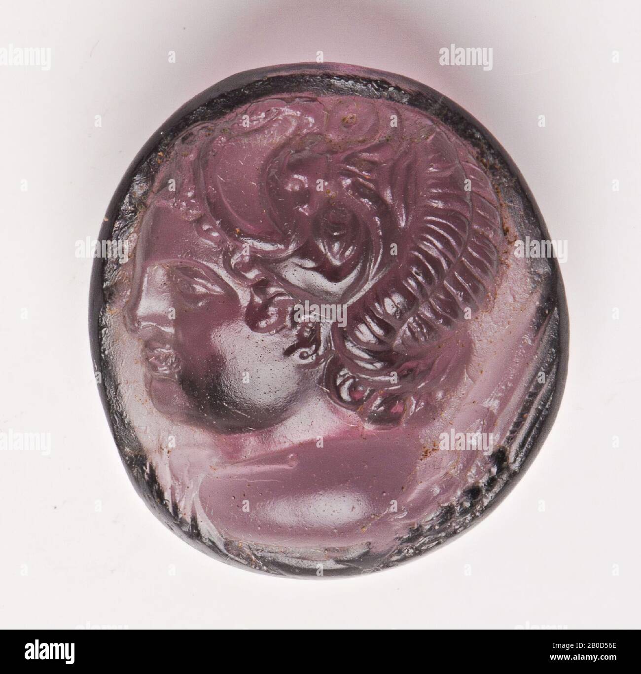 VZ: La figure porte un peignoir enveloppé autour de son bras supérieur gauche, derrière la partie figurine d'une aile, sur la tête, la figure porte un masque comique sous lequel ses cheveux courbés s'abaisent au cou., Cameo, inconnu, couleur: Violet, forme: Ovale irrégulier, traitement: Fond: bord à l'arrière légèrement reculé par rapport à l'avant, 21 x 24 x 7 mm Banque D'Images